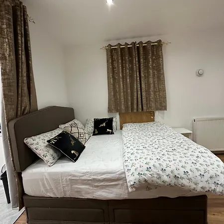 4Th Studio Flat With Private Own Bathroom A London Luxury Family Home Setup And Furnished With Double Bed Plus A Double Futon-Sofa Bed A Single Futon Bed A Baby Cot And Garden And Free Parking-2