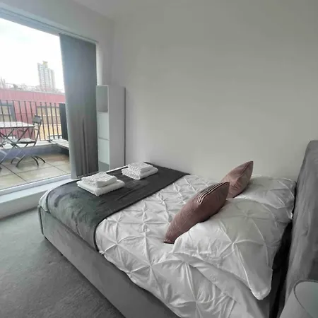 Private Room In London With Balcony-3