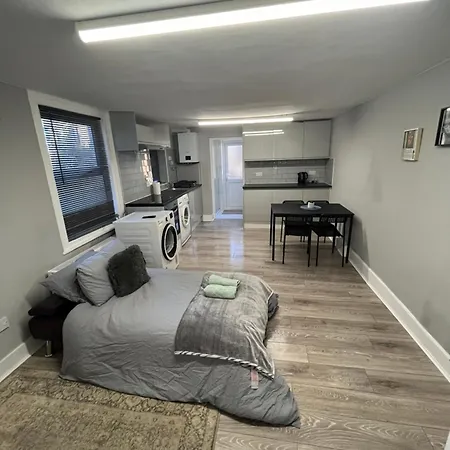 Cozy Two Bed In Brixton Next To Station-2