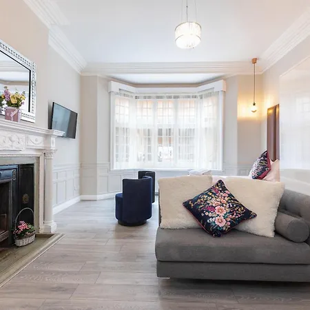 Air Conditioned Apt High St Kensington-3
