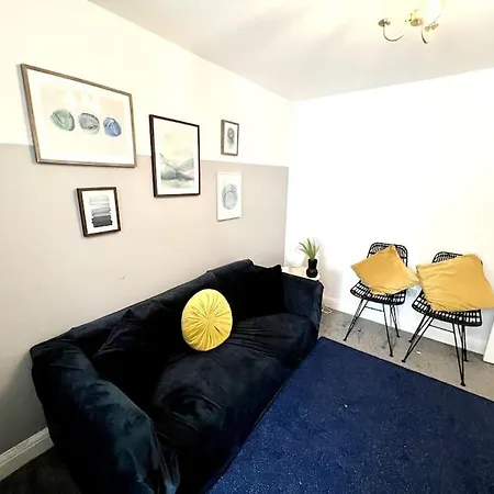 Modern 2 Bed Close To Mall With Parking & Garden-2
