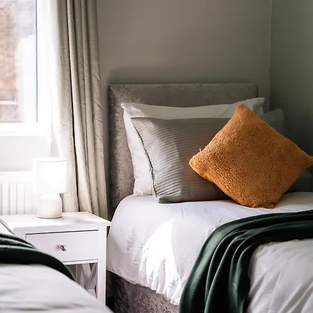 Edmonton - 4 Bedrooms, Sleeps 8, 3 Bathroom Contractor Base-3