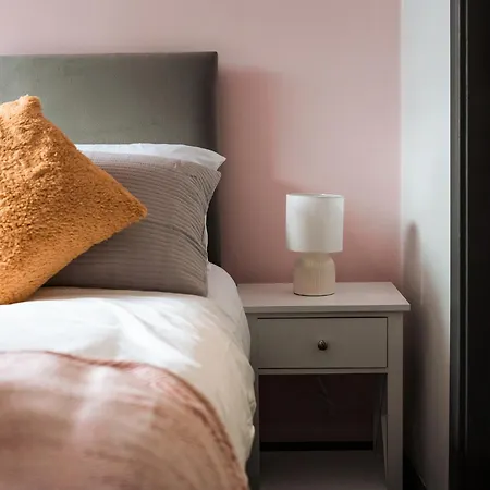 Edmonton - 4 Bedrooms, Sleeps 8, 3 Bathroom Contractor Base-2