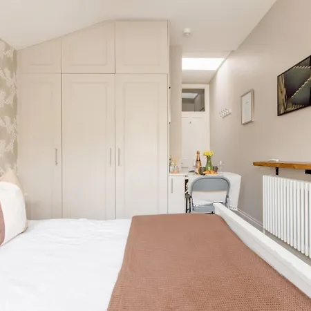 Luxury King-Bed Ensuite With Tranquil Garden Views-3