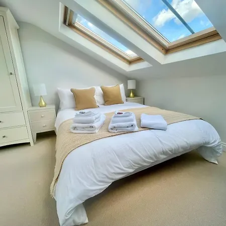 Bright Quiet Loft Room Ensuite Serene Clapham Area-3