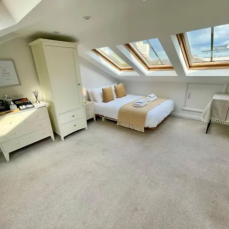 Bright Quiet Loft Room Ensuite Serene Clapham Area-2