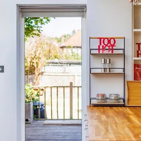 6 Bedroom House By Av Stays Acton Sleeps 11 Free Parking-3
