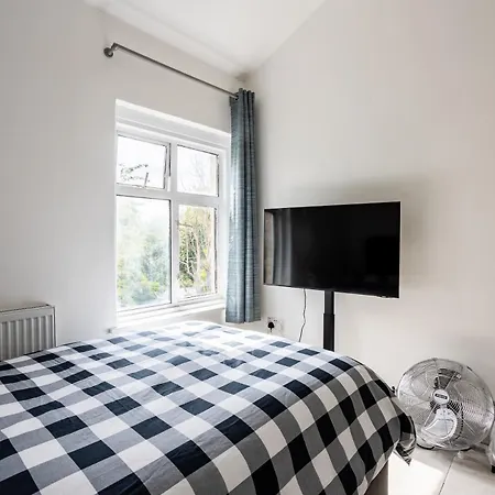 4 Bedroom House With Garden, Parking & 3 Mins Walking Distance From Train Station-3