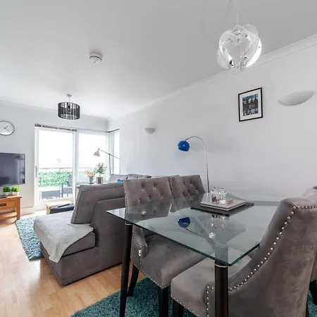 Stylish Chic Retreat: 1-Bed, Near Canary Wharf-2