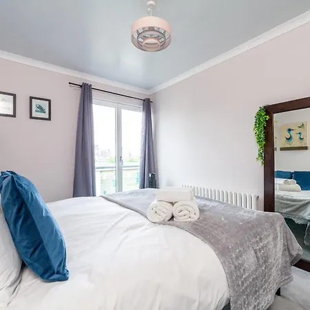 Stylish Chic Retreat: 1-Bed, Near Canary Wharf-3