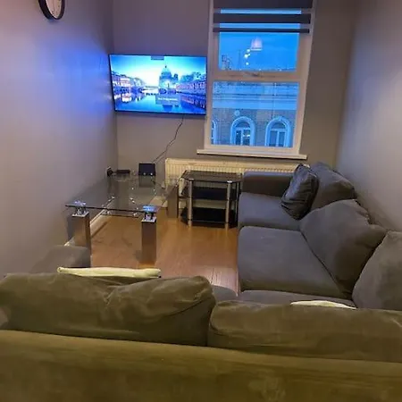 Lovely Woodford One Bedroom Apartment-2