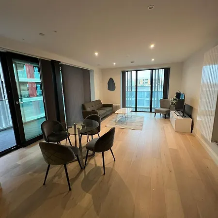 Excel 2 Bedroom Apartment Near City Aiport And O2 Arena-3