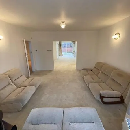 Modern Spacious 4-Bed House-2
