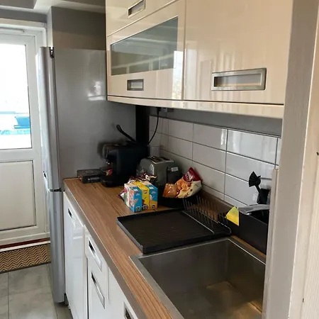 Top Floor 1 Bedroom Apartment With Views Over London-2