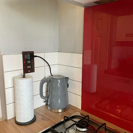 Top Floor 1 Bedroom Apartment With Views Over London-2