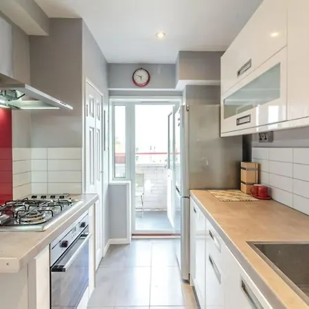 Top Floor 1 Bedroom Apartment With Views Over London-2