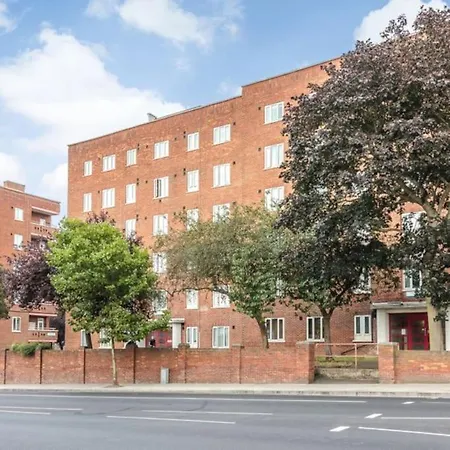 Top Floor 1 Bedroom Apartment With Views Over London-3