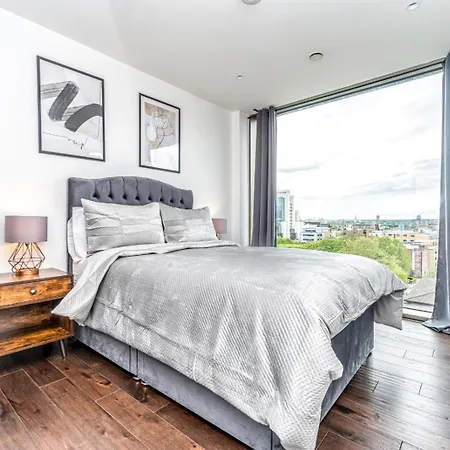 Luxury 2 Bedroom Apartment In Tower Hill-2