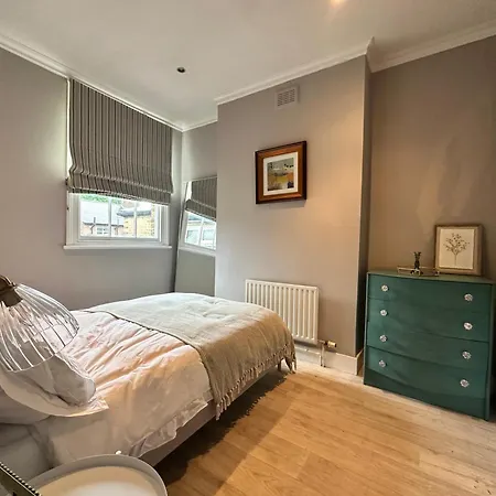 Charming Cottage Home In Battersea-2