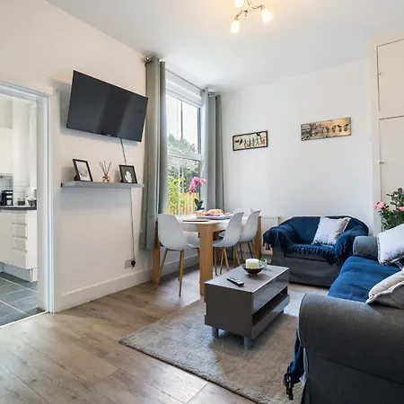Modern 3 Bedroom Apartment In Wimbeldon Park-2