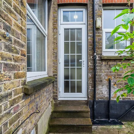 Modern 3 Bedroom Apartment In Wimbeldon Park-3