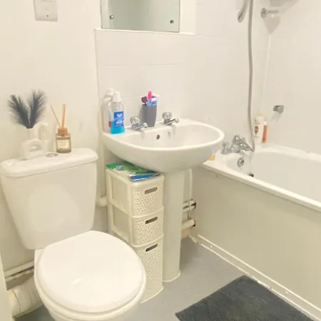Nice Room On The Friendly Flat-3