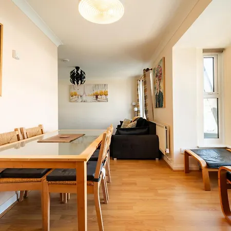 Luxury Riverview Apartment: Excel & Canary Wharf Proximity-3