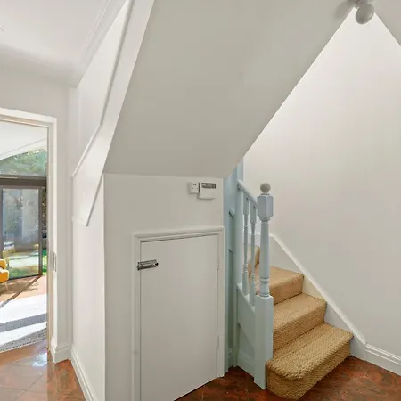 3 Bedroom Mews Home - Clapham Common - Free Private Parking - Sleeps 5 - Newly Refurbished - Sweetpea & Pillow Properties-2
