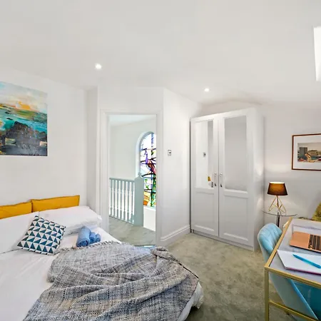 Clapham Common Mews: Refurbished 3-Bedroom with Parking-3