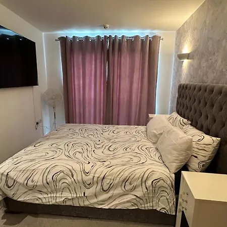 Luxurious 2 Bedroom Apartment In Canary Wharf-3