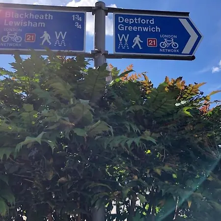 Self Contained 1 Bed Flat With Free Parking, Adjacent To Metro Station Close To Greenwich, Blackheath And Canary Wharf-3