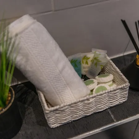 Stylish Apartment By London Eye With A Small Garden-3