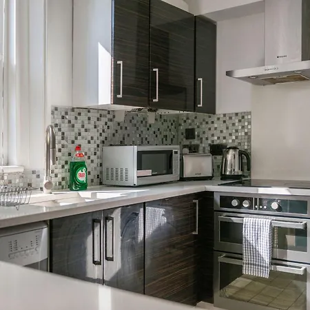 Stylish Apartment By London Eye With A Small Garden-2