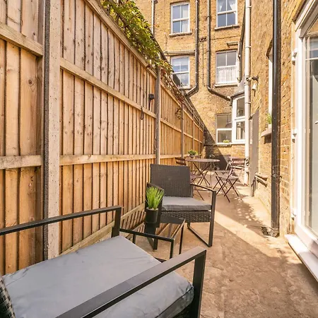 Stylish Apartment By London Eye With A Small Garden-3