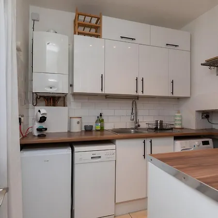 2 Bed Apartment In Sydenham, London-3