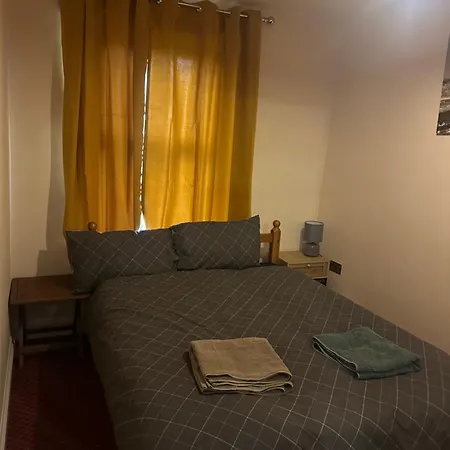 Lovely Woodford One Bedroom Apartment-3