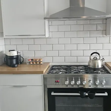 Small East London Room -Girls Only-2