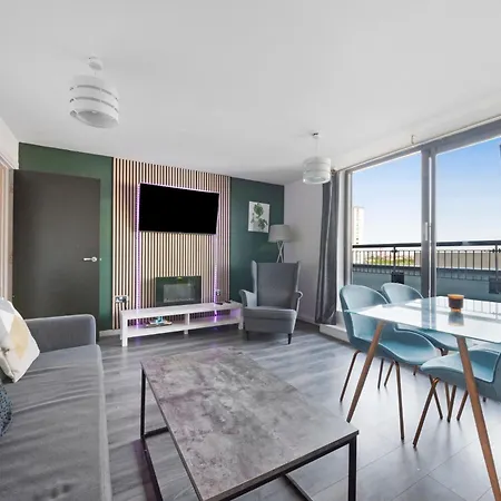 Penthouse W/ Hot Tub Near Stratford, Westfield-3
