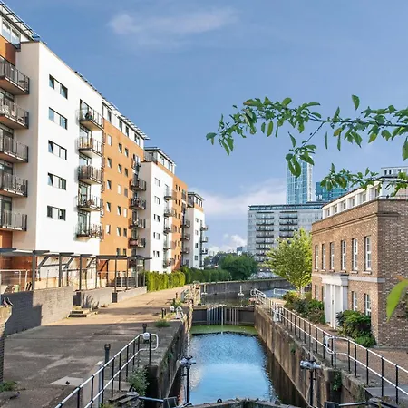 Penthouse W/ Hot Tub Near Stratford, Westfield-2