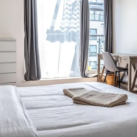 Luxury Apartment In Canary Wharf-2