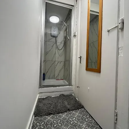Nifty 2 Bedroom Flat In Goswell Rd-2