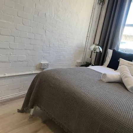 Nifty 2 Bedroom Flat In Goswell Rd-3