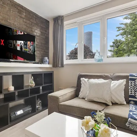 Parea Living - Cosy Flat With Skyline Views Beside Canary Wharf-3