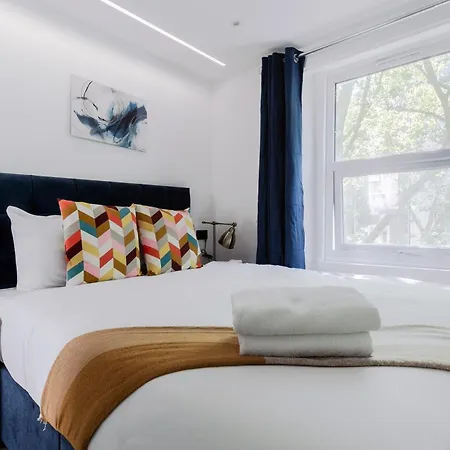 Comfortable Apartments Near Harrods-2