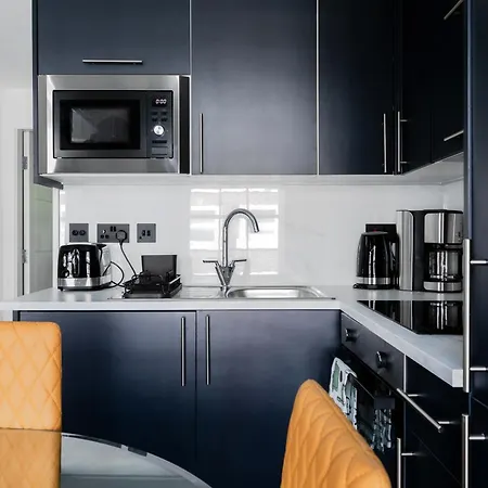 Comfortable Apartments Near Harrods-3