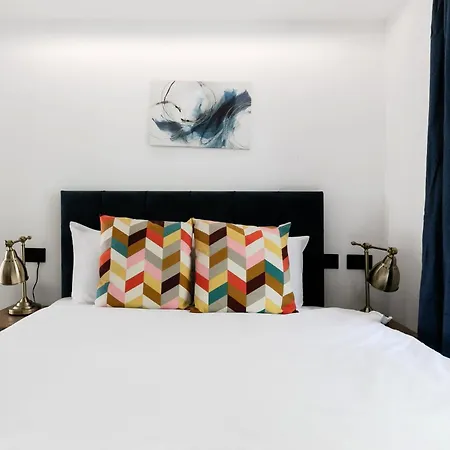 Comfortable Apartments Near Harrods-2