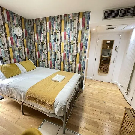 Portobello Road Artistic Studios 'BUDGET'-3