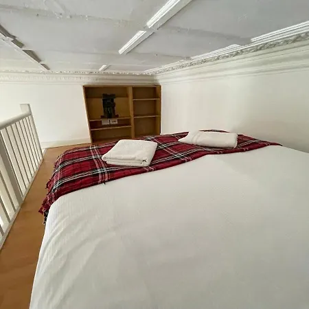 Portobello Road Artistic Studios 'BUDGET'-2