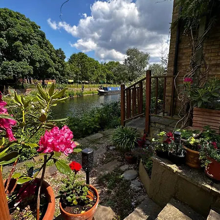 Amazing Location - City Of London- 2 Bedroom Stunning Canal View House With Private Garden,Parking & Balcony-3