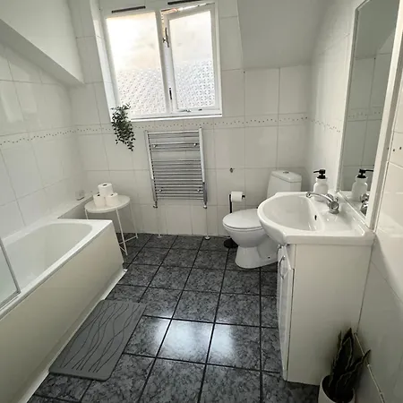 Spacious 2 Bed Flat In London-3